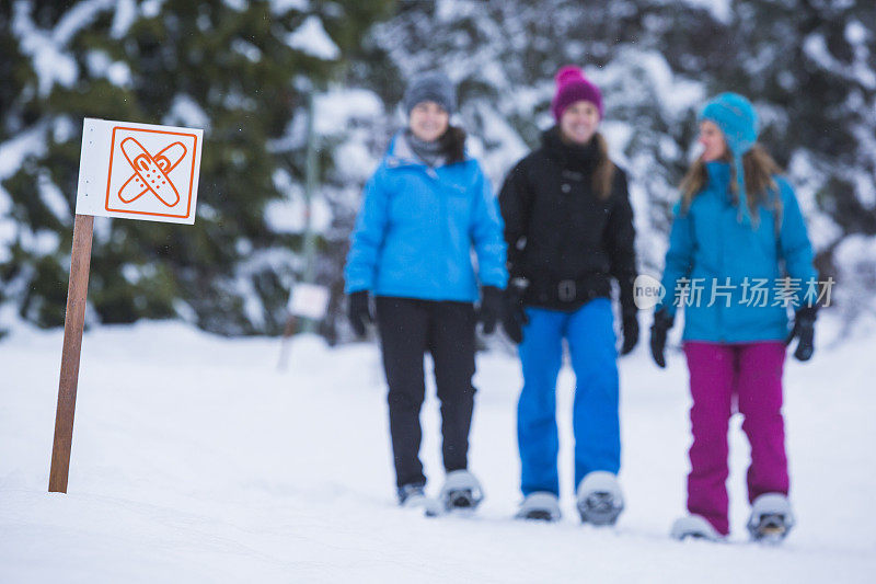 一群女性朋友在森林里穿雪鞋。