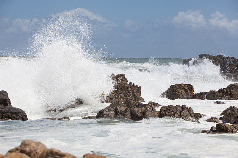 海浪撞击着岩石