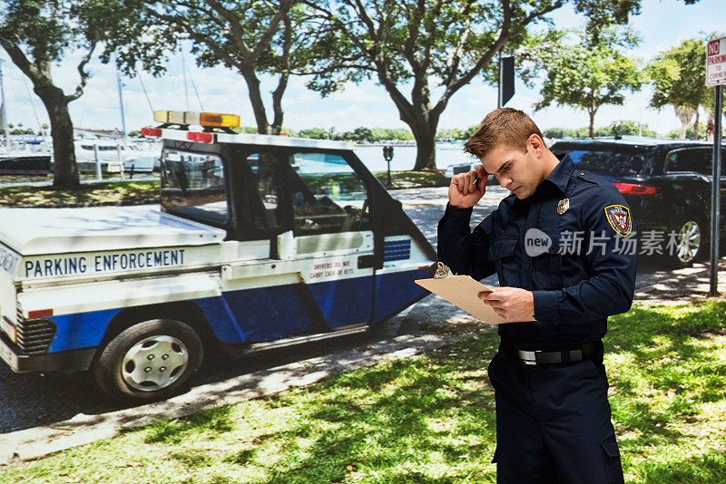 警察在户外用剪贴板工作