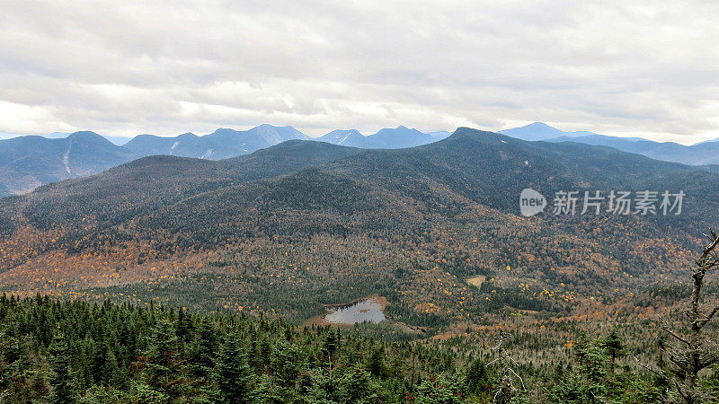 阿迪朗达克高峰地区秋天树叶从喀斯喀特山，纽约