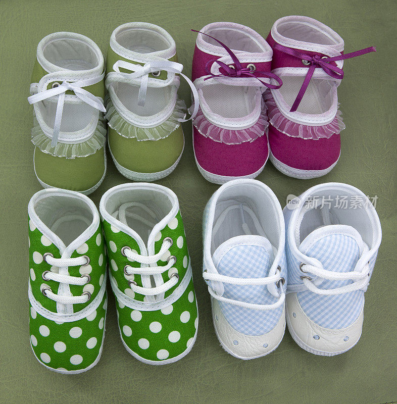 四双婴儿鞋。