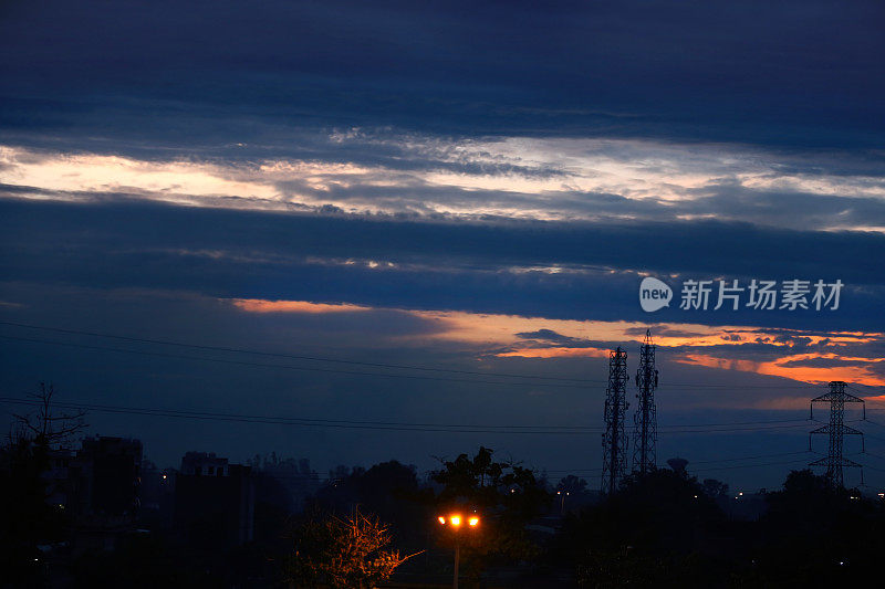 城市上空戏剧性的天空