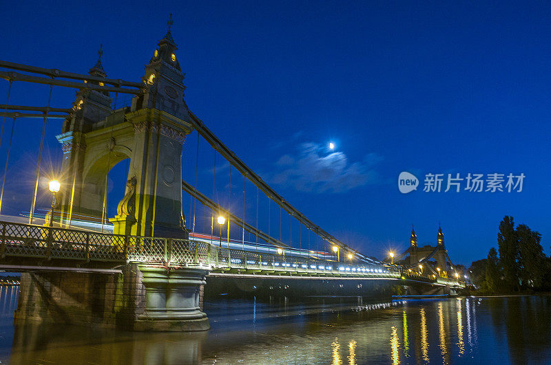 英国伦敦汉默史密斯桥夜景