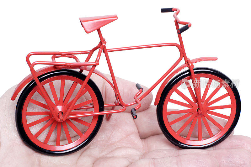 红色金属玩具自行车在手