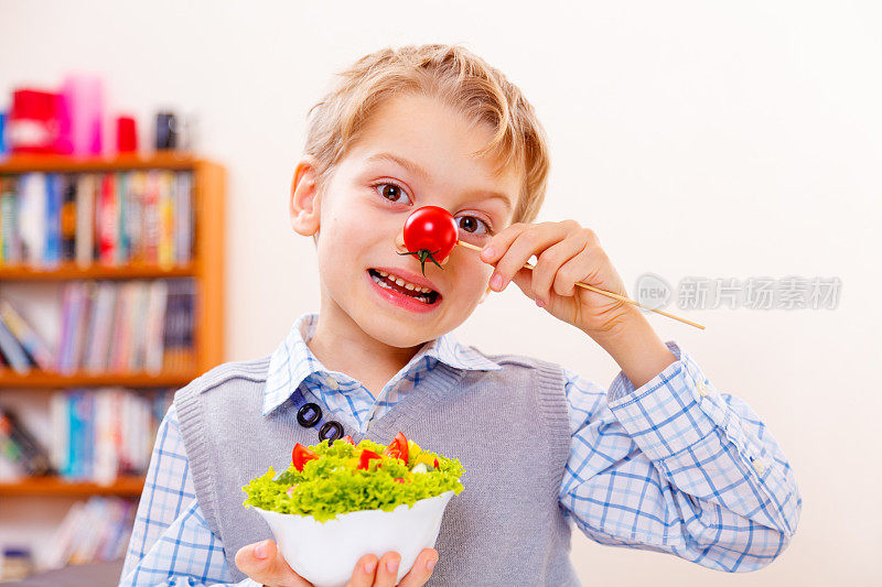 鼻子上有红番茄的哑剧小孩