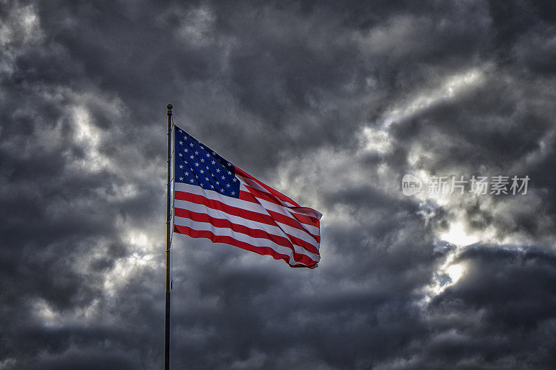 美国国旗在阴暗不祥的天空中飘扬