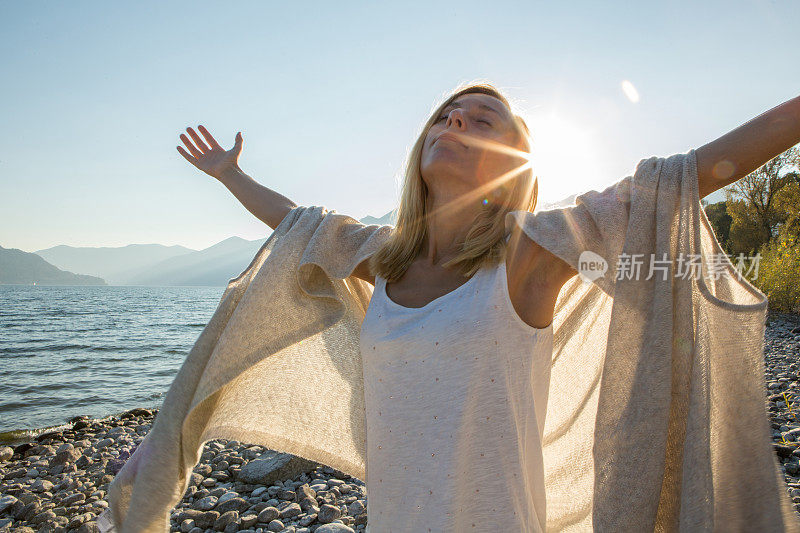 年轻女子在湖边享受大自然的肖像