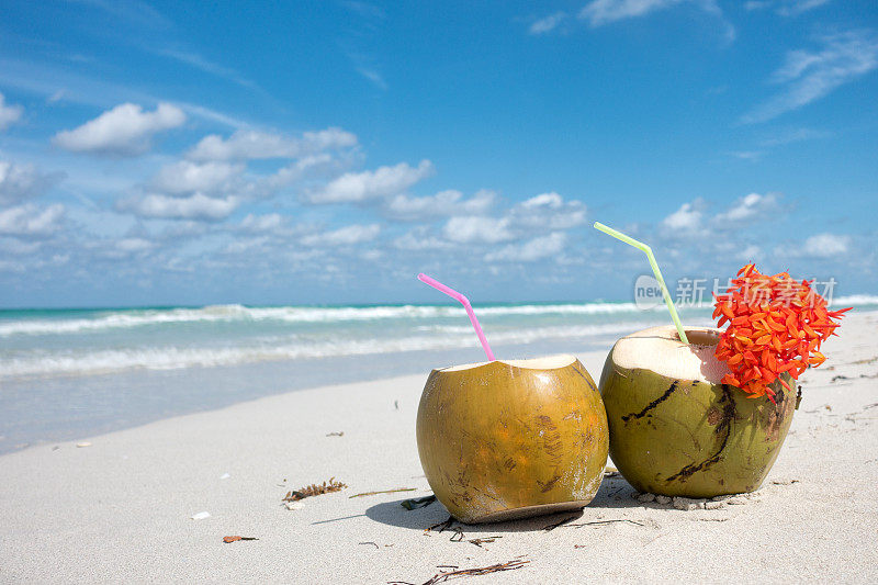 沙滩上的椰子饮料