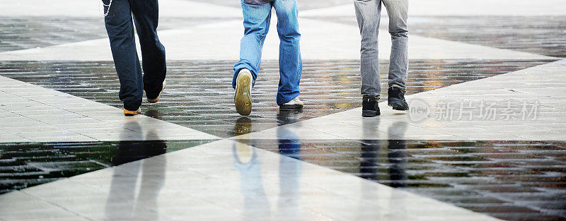 孩子们在雨淋湿的广场上