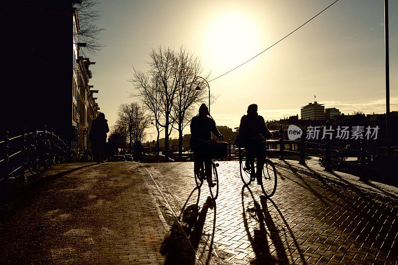 荷兰阿姆斯特丹，背光骑行者