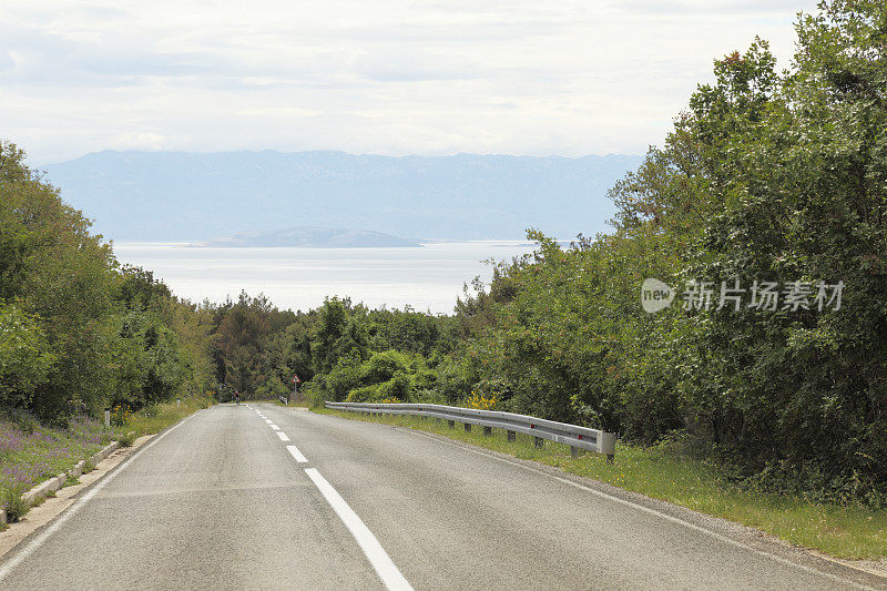 蜿蜒的乡村公路，与地中海和克罗地亚的岛屿相连