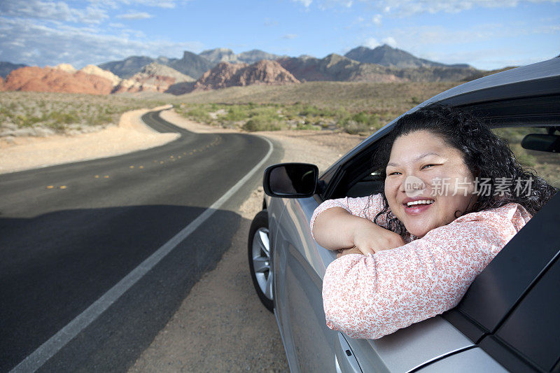 女人在开放的道路上旅行