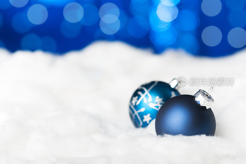 雪花上的蓝色圣诞球
