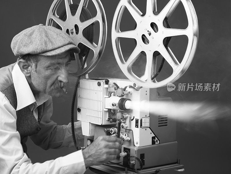 高级男子放映员开始电影与老式电影放映机