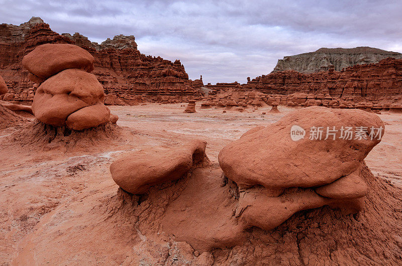 黄昏景观的妖精谷州立公园，犹他州，美国