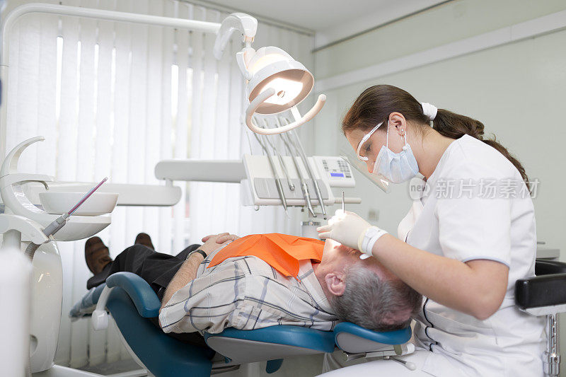 牙科诊所的病人和牙医