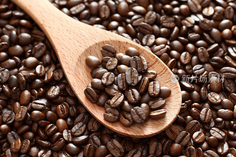 用木勺舀咖啡豆