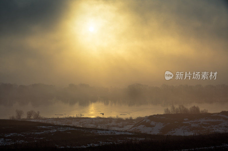 太阳在雾中淹没了河流