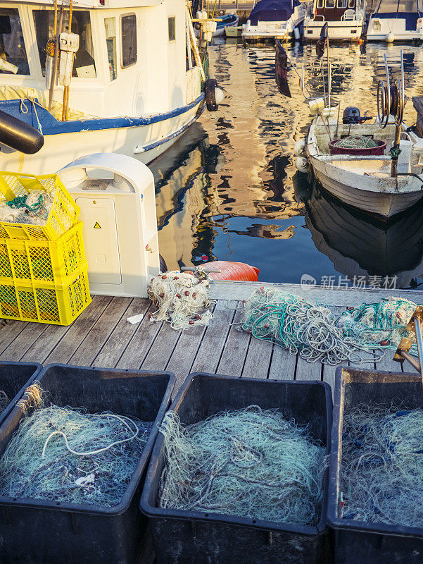 日落时地中海的小渔港