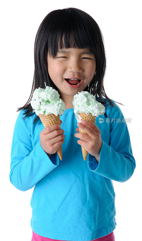 小女孩拿着两个甜筒冰淇淋