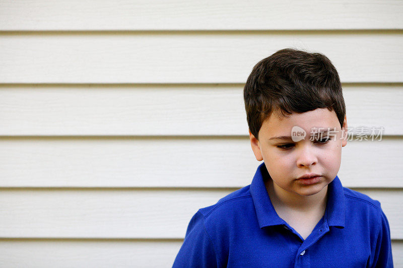 一个焦虑的自闭症男孩的肖像