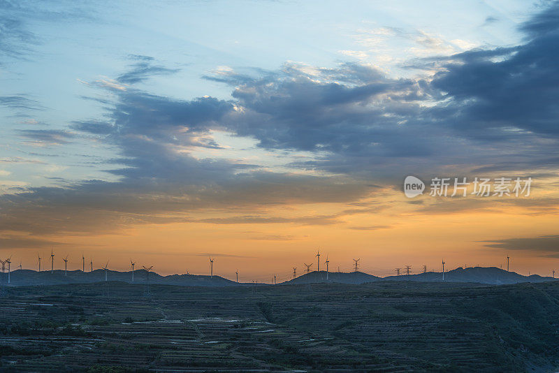 风力发电机在日落夏季景观涡轮机