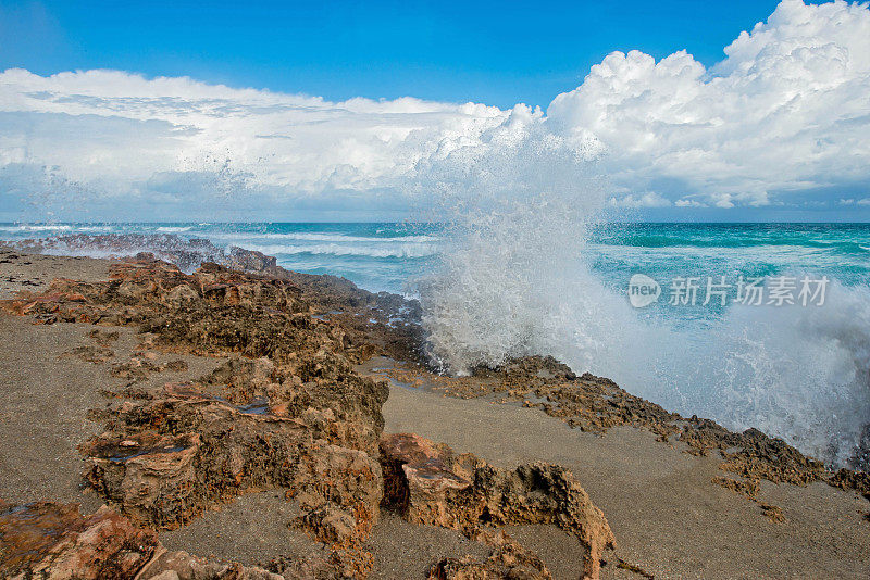 海浪撞击岩石