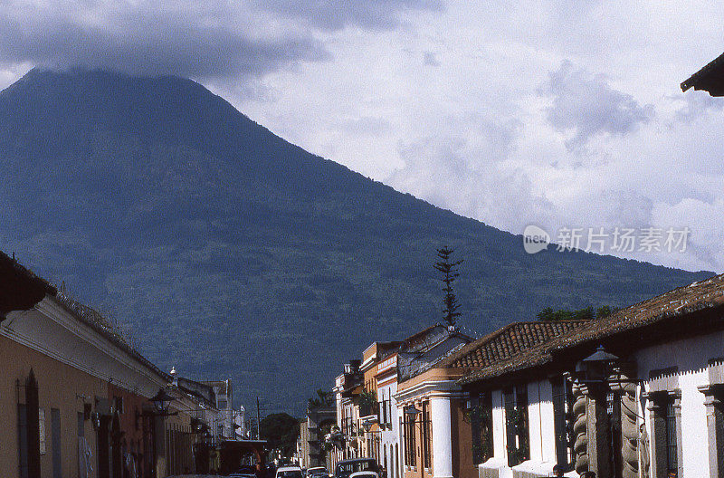 阿瓜火山隐现在中美洲危地马拉安提瓜老城