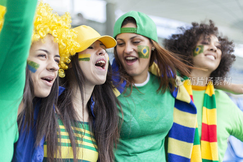 在一场足球比赛中为巴西加油的一群女球迷