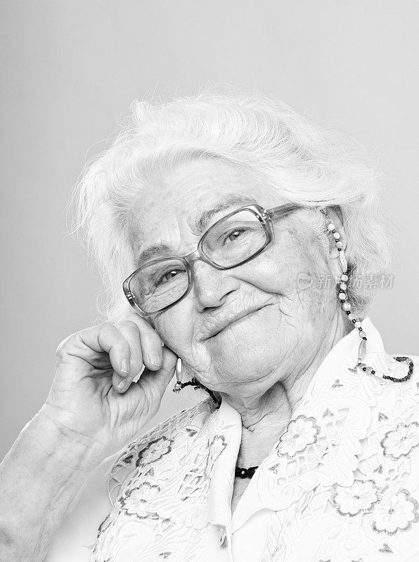 戴眼镜的老妇人