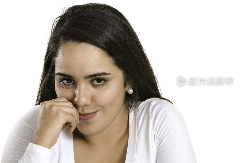 表情害羞或胆怯的西班牙裔年轻女子。