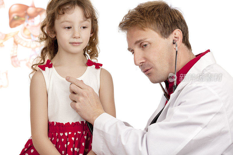 儿科医生正在检查一个小女孩的心跳