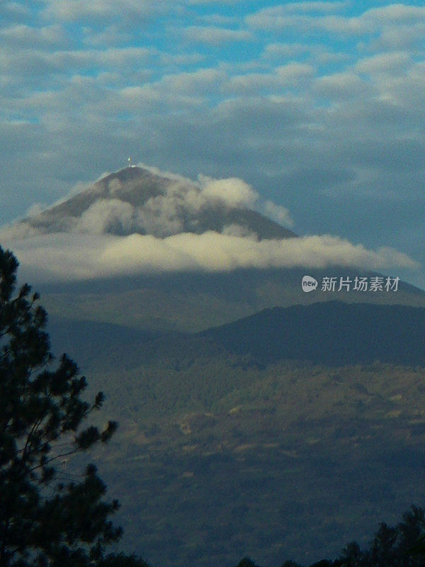 清晨云雾笼罩着维龙加火山