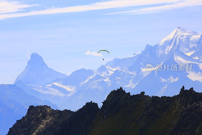 自由:在瑞士阿尔卑斯的马特洪峰和魏斯峰山脉上滑翔