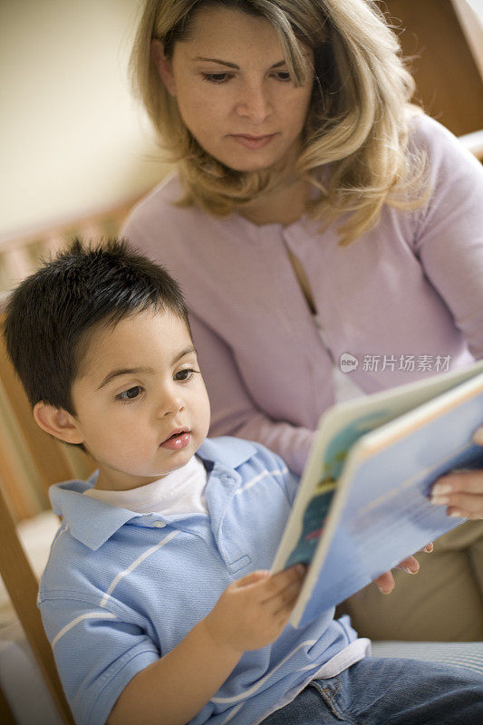 母亲和孩子阅读