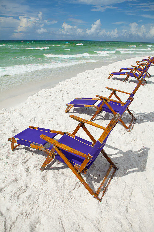 海边的沙滩椅