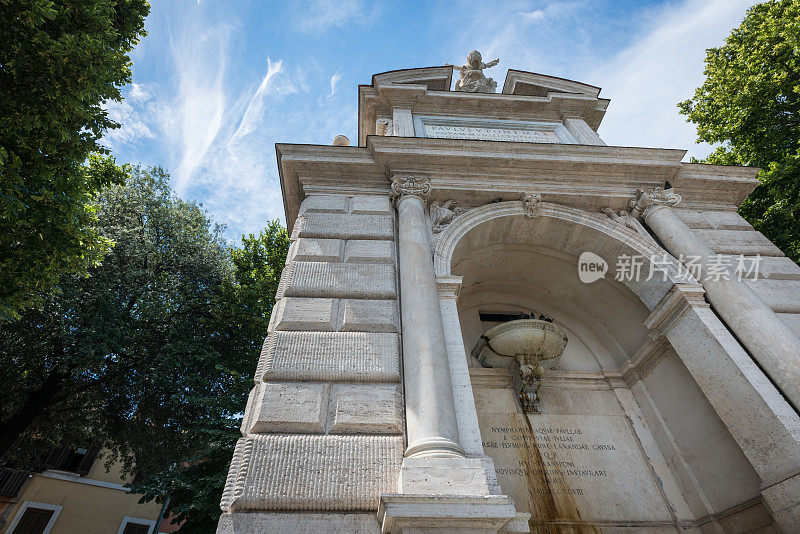 罗马特拉斯特维里的三鲁萨广场纪念性喷泉
