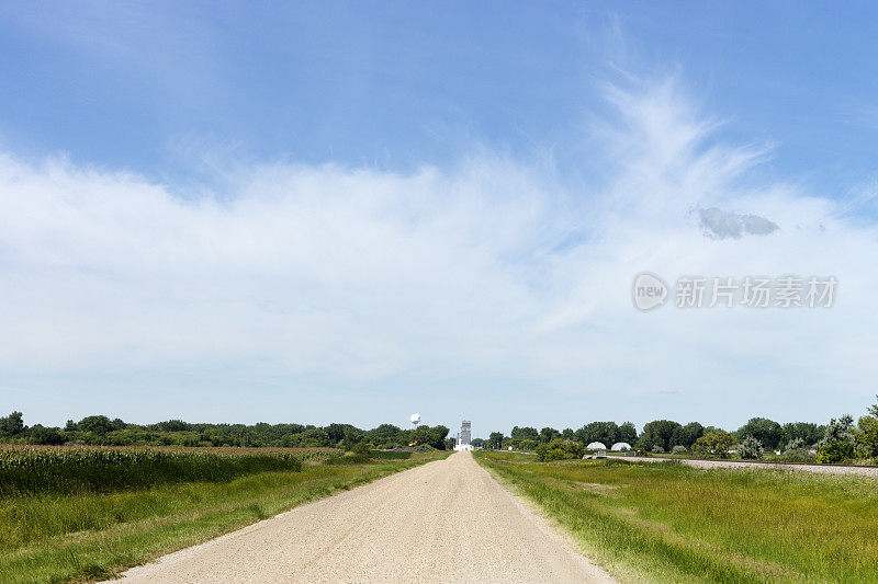 景观-通往北达科他州小镇的砾石路