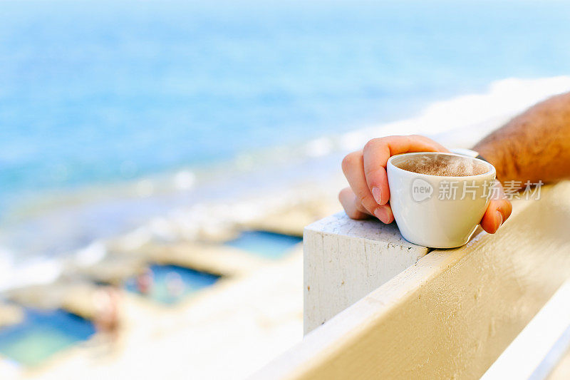 阳台上的早晨咖啡，可以俯瞰海滩和海洋