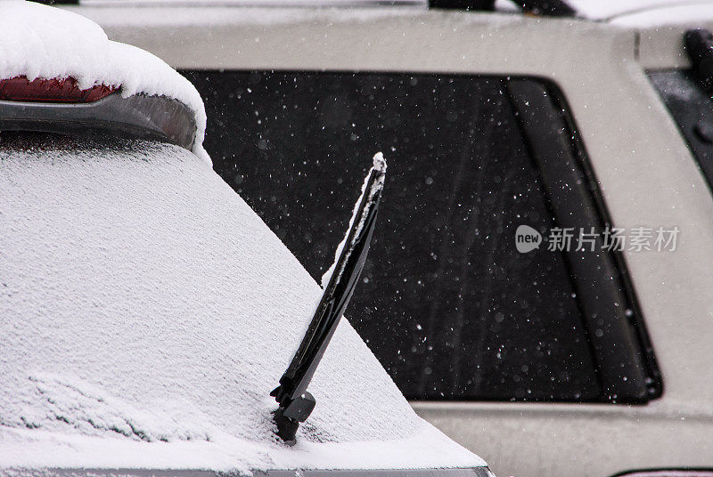 冰雪中的汽车