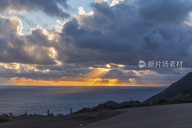 透过云雾，山光流动