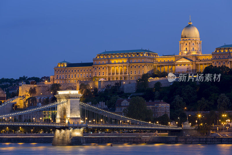布达佩斯的链条桥和城堡山的黄昏