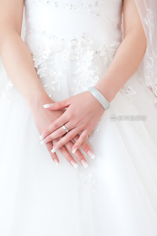 穿着白色婚纱的新娘