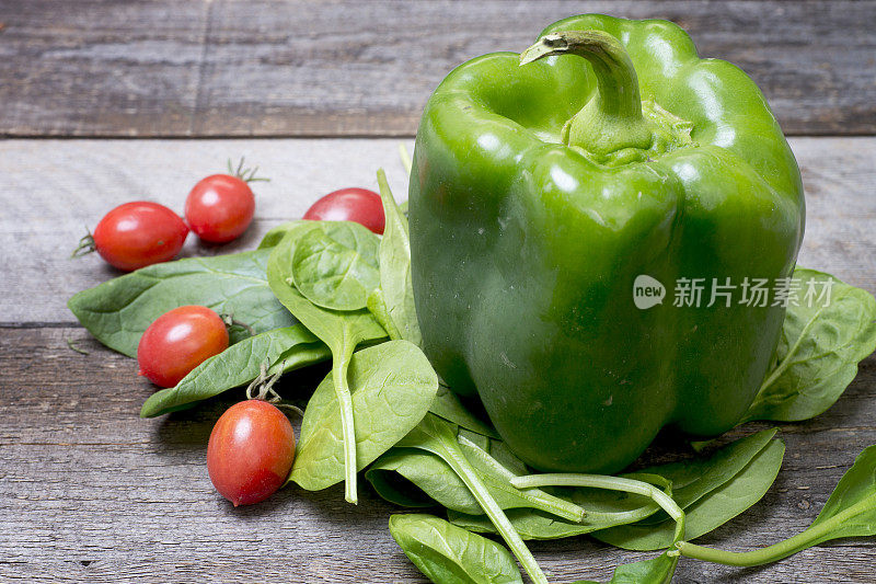 蔬菜静物-甜椒，菠菜，西红柿