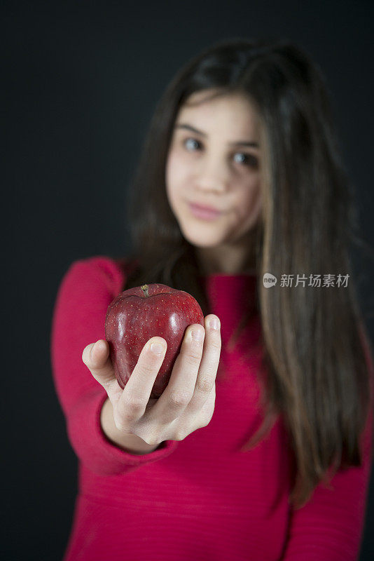 黑色背景上的苹果小女孩