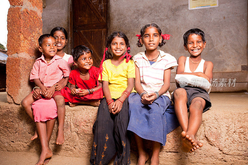 一群快乐的印度乡村儿童