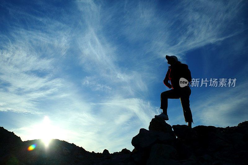 黎明的登山者