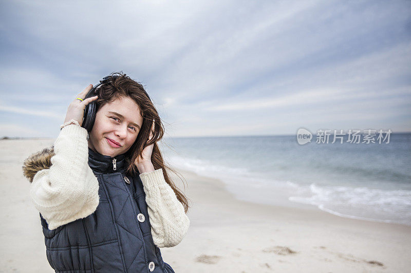 一个少女在琼斯海滩上听音乐