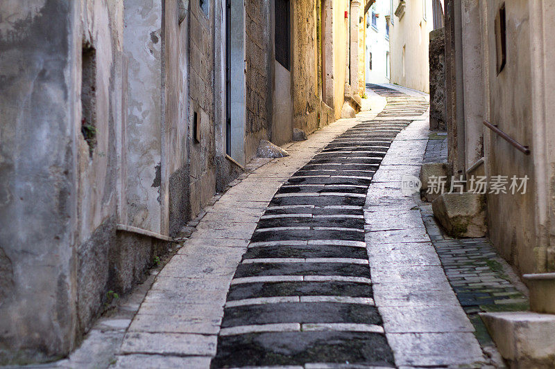 莫迪卡，西西里岛:狭窄的旧倾斜的鹅卵石小巷