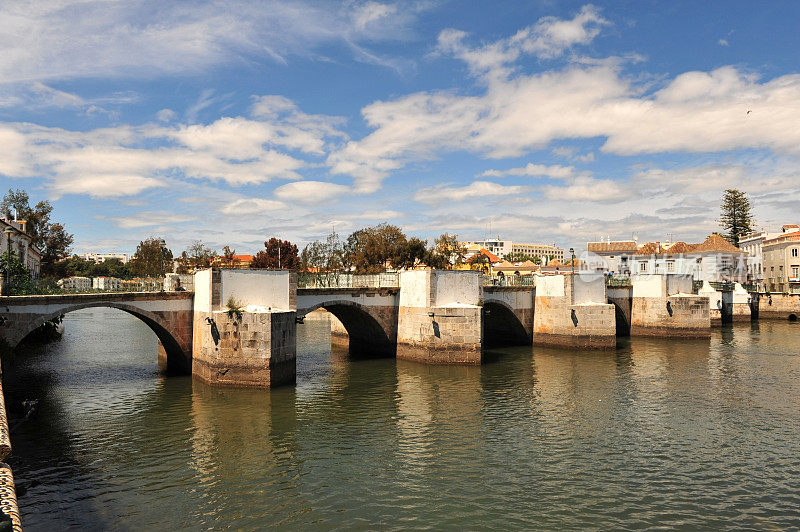 Tavira阿尔加维,葡萄牙。罗马桥的图像。